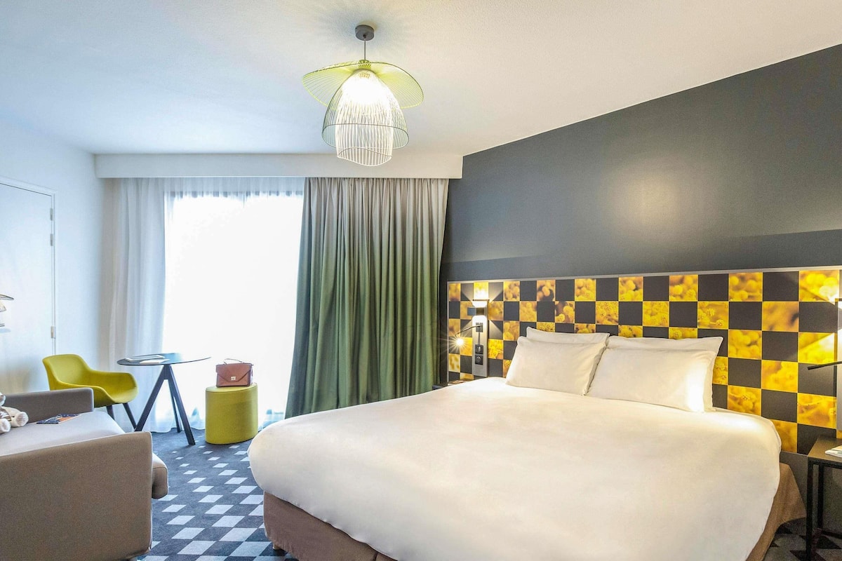 Rom – standard, 1 dobbeltseng med sovesofa | Safe på rommet, skrivebord, blendingsgardiner og lydisolert