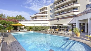 Utendørsbasseng og solsenger