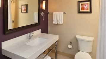 Combined shower/tub, free toiletries, hair dryer, towels