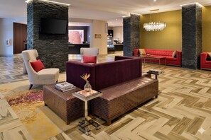 Serves dinner and happy hour - DoubleTree by Hilton Hotel Orlando East - UCF Area (Orlando)