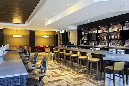 Serve jantar e happy hour . DoubleTree by Hilton Hotel Orlando East - UCF Area