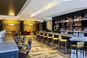 Serviert Abendessen und Happy Hour