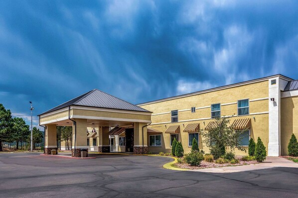 A two-story building with a covered entrance and a parking lot. - Quality Inn Trinidad (Trinidad)