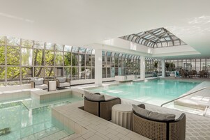 Sisäuima-allas avoinna 6.00–22.00, aurinkotuoleja