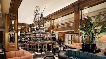 Serves breakfast, lunch, and dinner