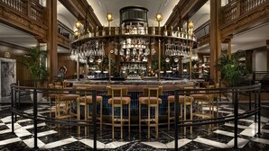 Un espace bar aménagé de manière circulaire, avec des tabourets de bar et un comptoir central.