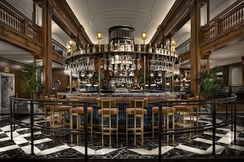 Serves breakfast, lunch, and dinner at Fairmont Olympic Hotel