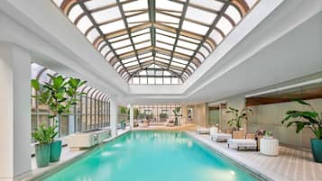 室內游泳池,開放時間為 06:00 至 22:00,提供日光浴躺椅