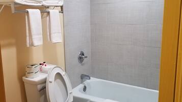 Combined shower/tub, hair dryer, towels