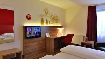 Allergivenligt sengetøj, pengeskab på værelset, skrivebord