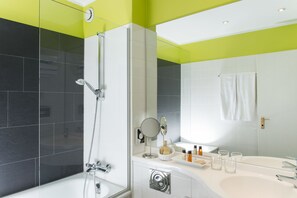 Deep soaking tub, free toiletries, hair dryer, slippers - Michel Hotel Wetzlar (Wetzlar)