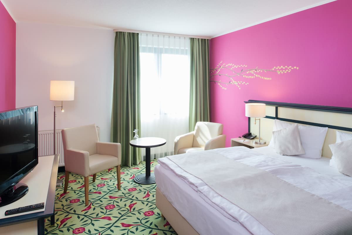 Hypo-allergenic bedding, in-room safe, desk, laptop workspace