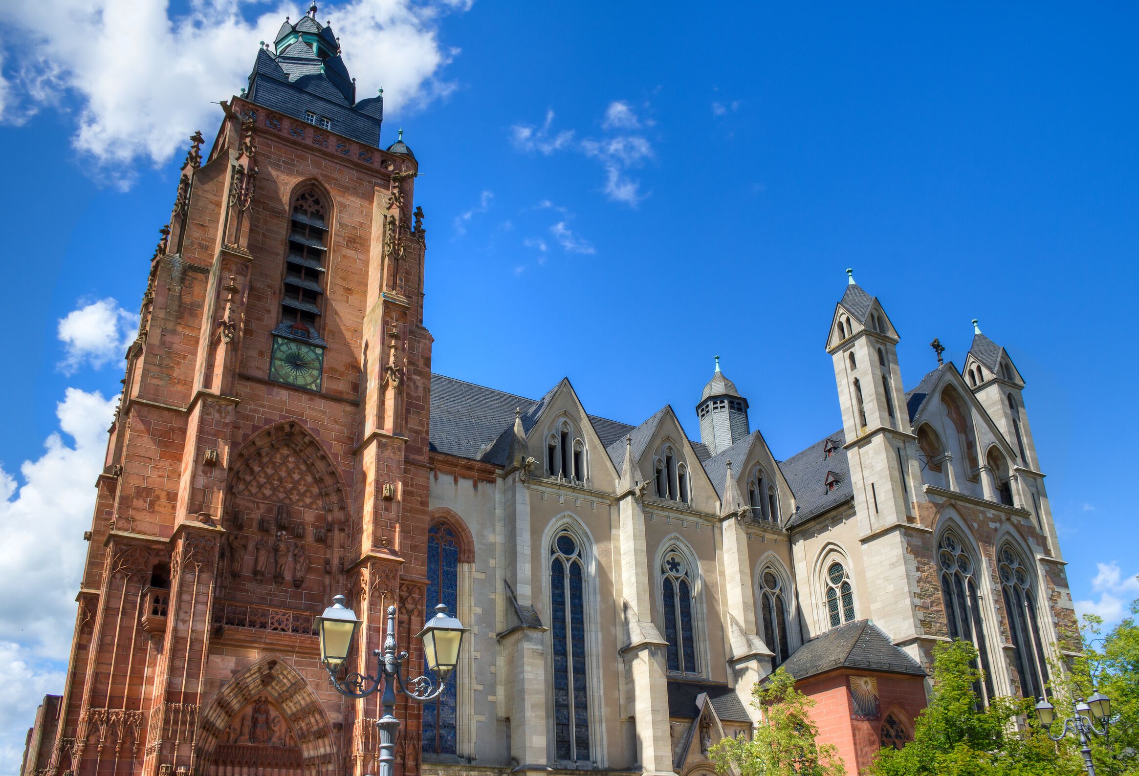 Una iglesia histórica con una torre destacada y ventanas en arco.