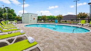 Seasonal outdoor pool, open 9:00 AM to 10:00 PM, sun loungers - Best Western Plus Myrtle Beach @ Intracoastal (Myrtle Beach)