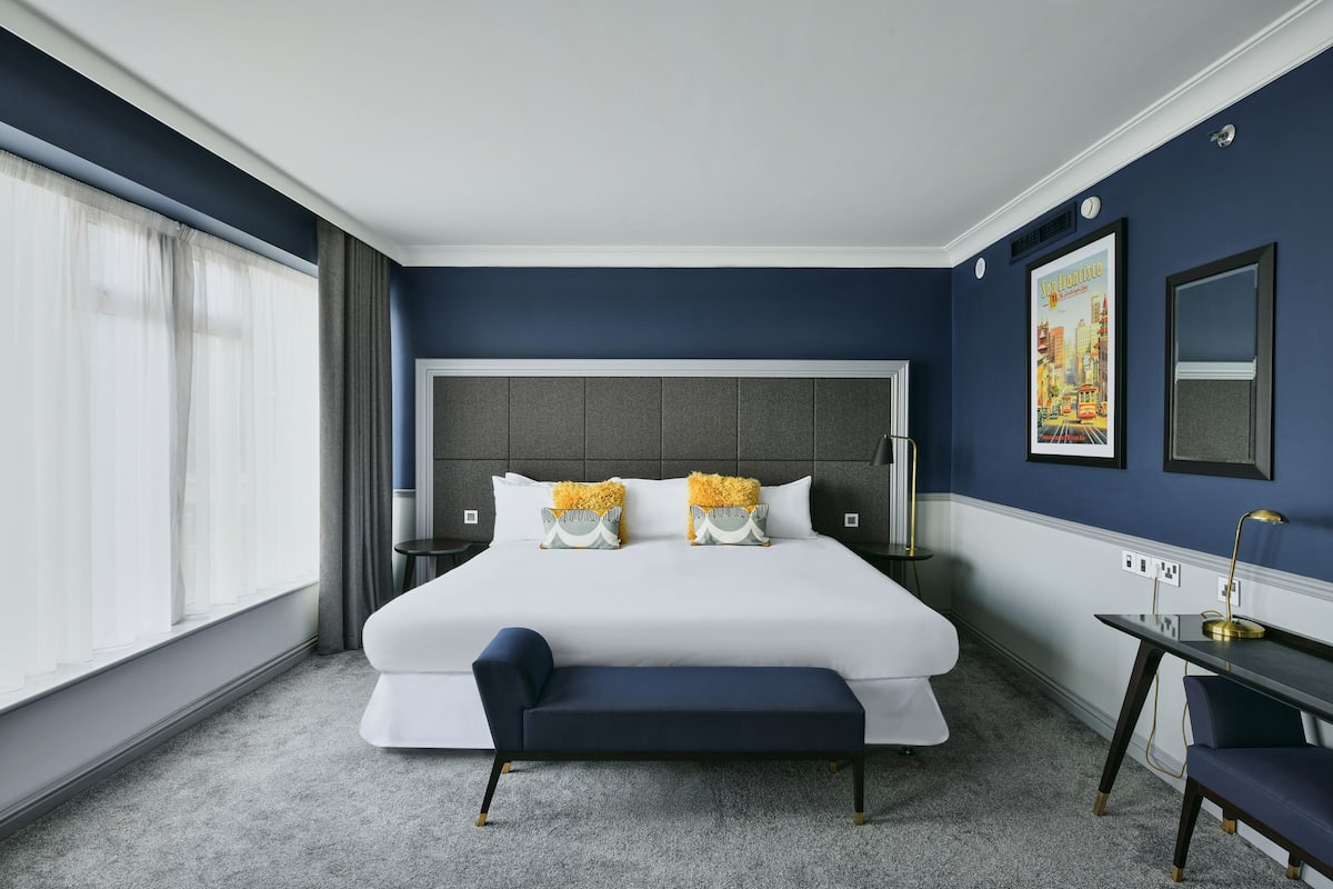 presidential suite, 1 king bed, non smoking | premium bedding, in-room safe, desk, laptop workspace