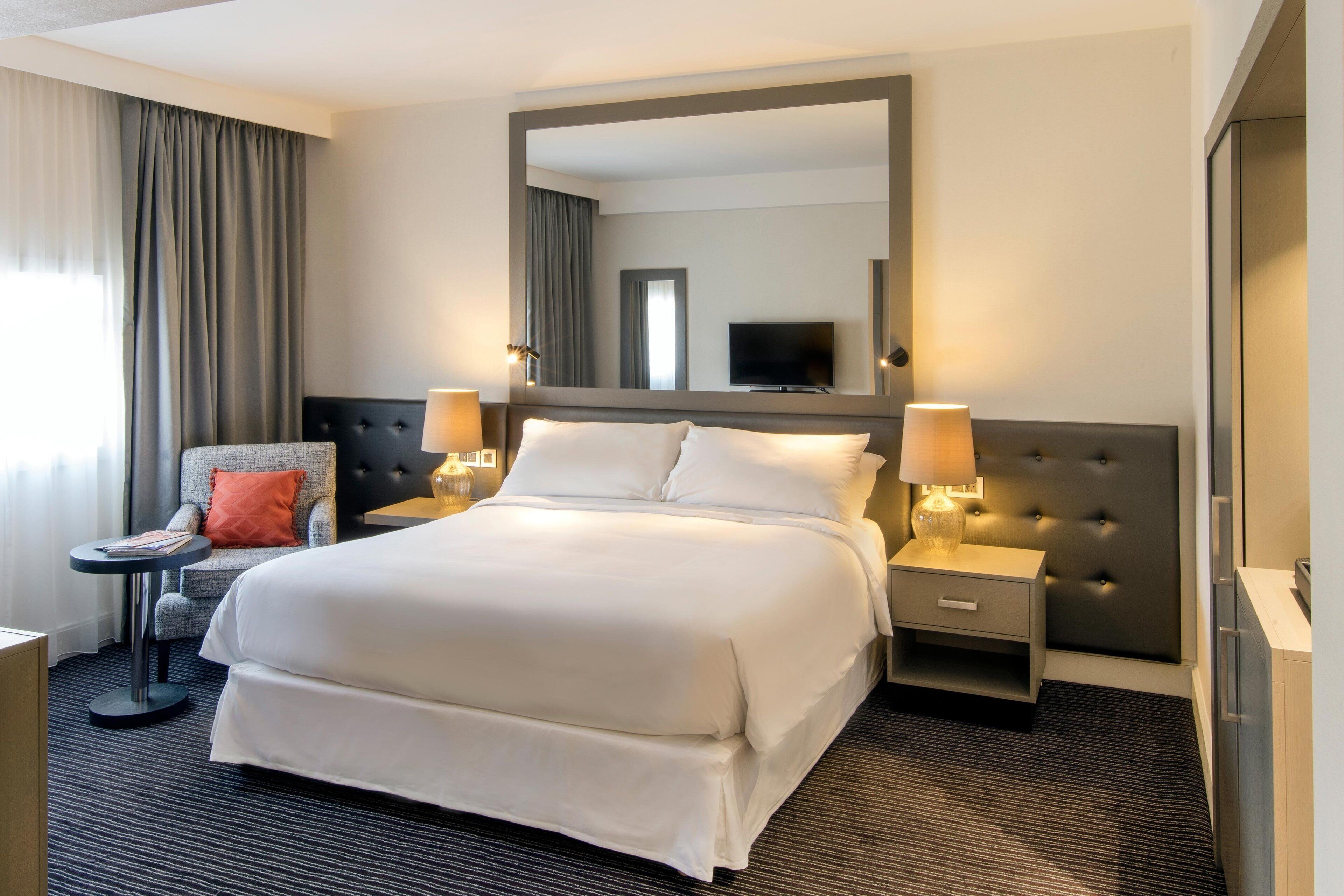 Club Room, 1 Queen Bed | Premium bedding, in-room safe, desk, laptop workspace