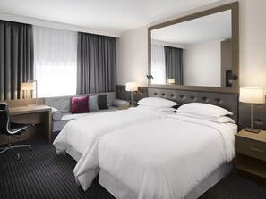 Seprai premium, brankas, meja kerja, dan ruang kerja ramah laptop