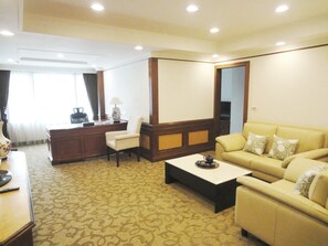 Suíte luxo | Área de estar | TV 26 polegadas com canais a cabo