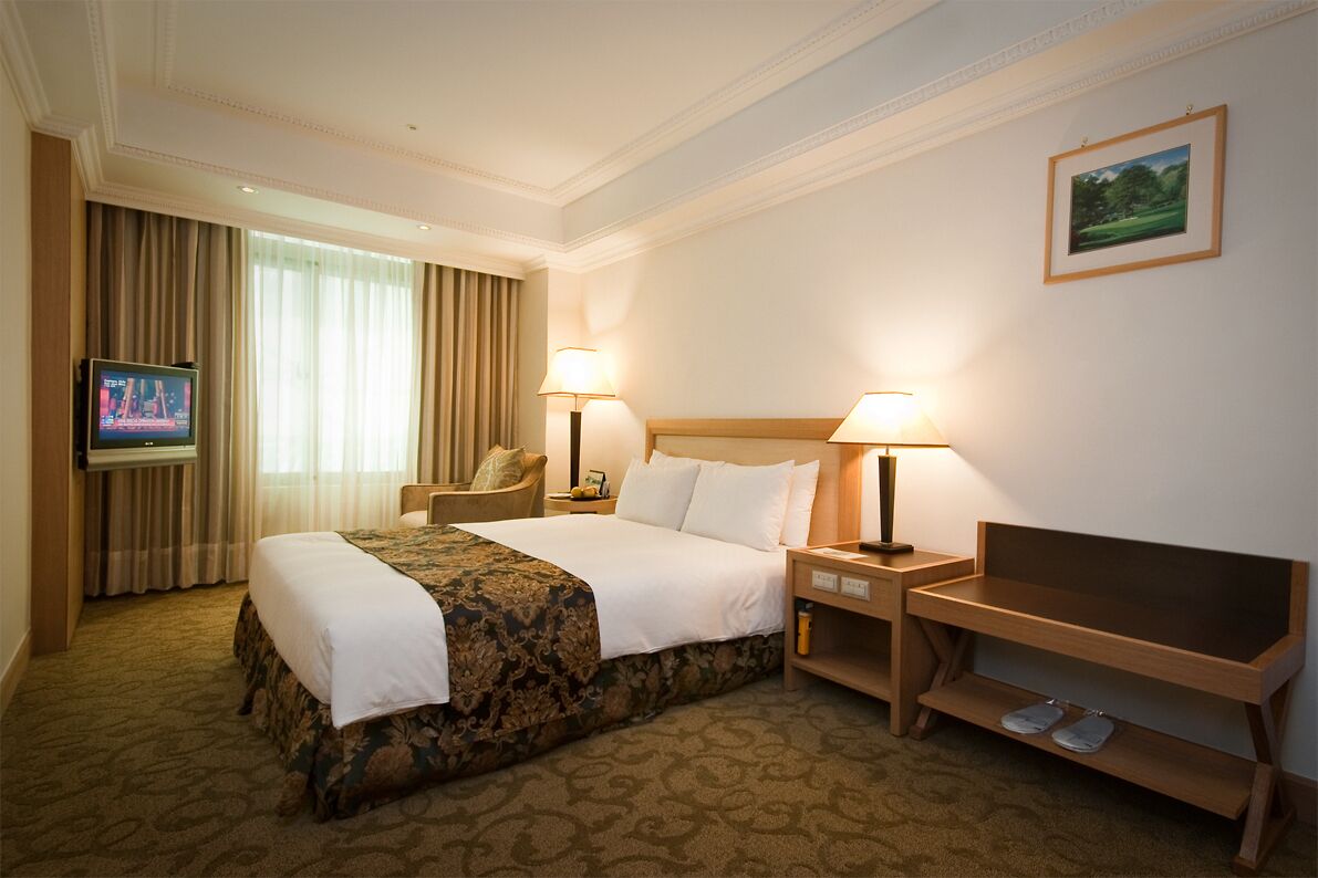 セーフティボックス (室内)、デスク、遮光カーテン、アイロン / アイロン台