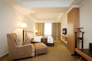 In-room safe, desk, blackout curtains, iron/ironing board - Golden China Hotel (Taipei)