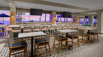 2 bares, bar junto a la piscina, bar en la playa