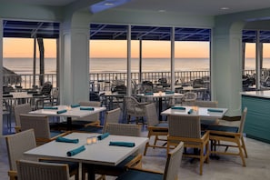 Se sirven desayunos, comidas, cenas y cocina americana con vista al mar