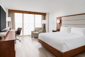Premium bedding, down duvets, pillow-top beds, in-room safe - DoubleTree Beach Resort by Hilton Tampa Bay - North Redingto (North Redington Beach)