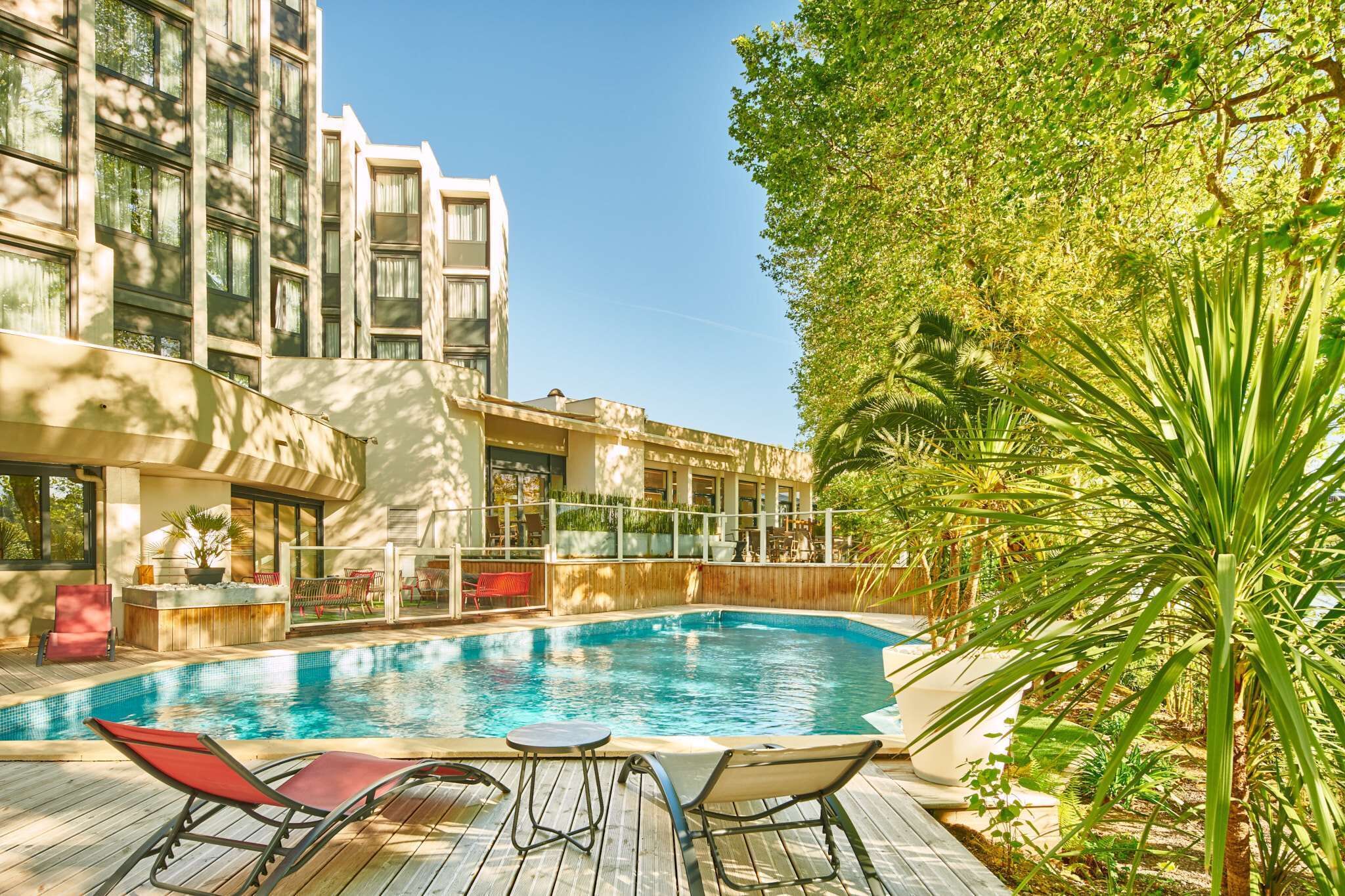 seasonal outdoor pool, pool loungers