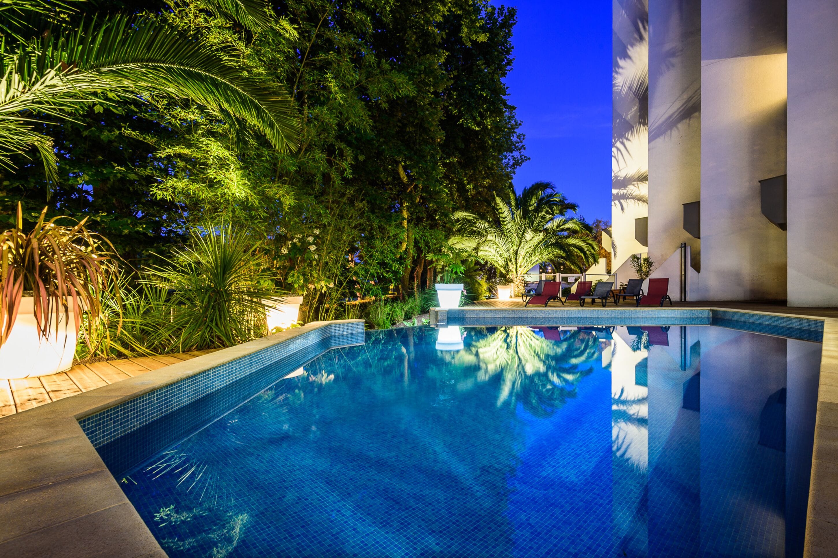 seasonal outdoor pool, pool loungers