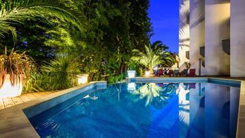 Außenpool (je nach Saison geöffnet), Sonnenschirme, Liegestühle