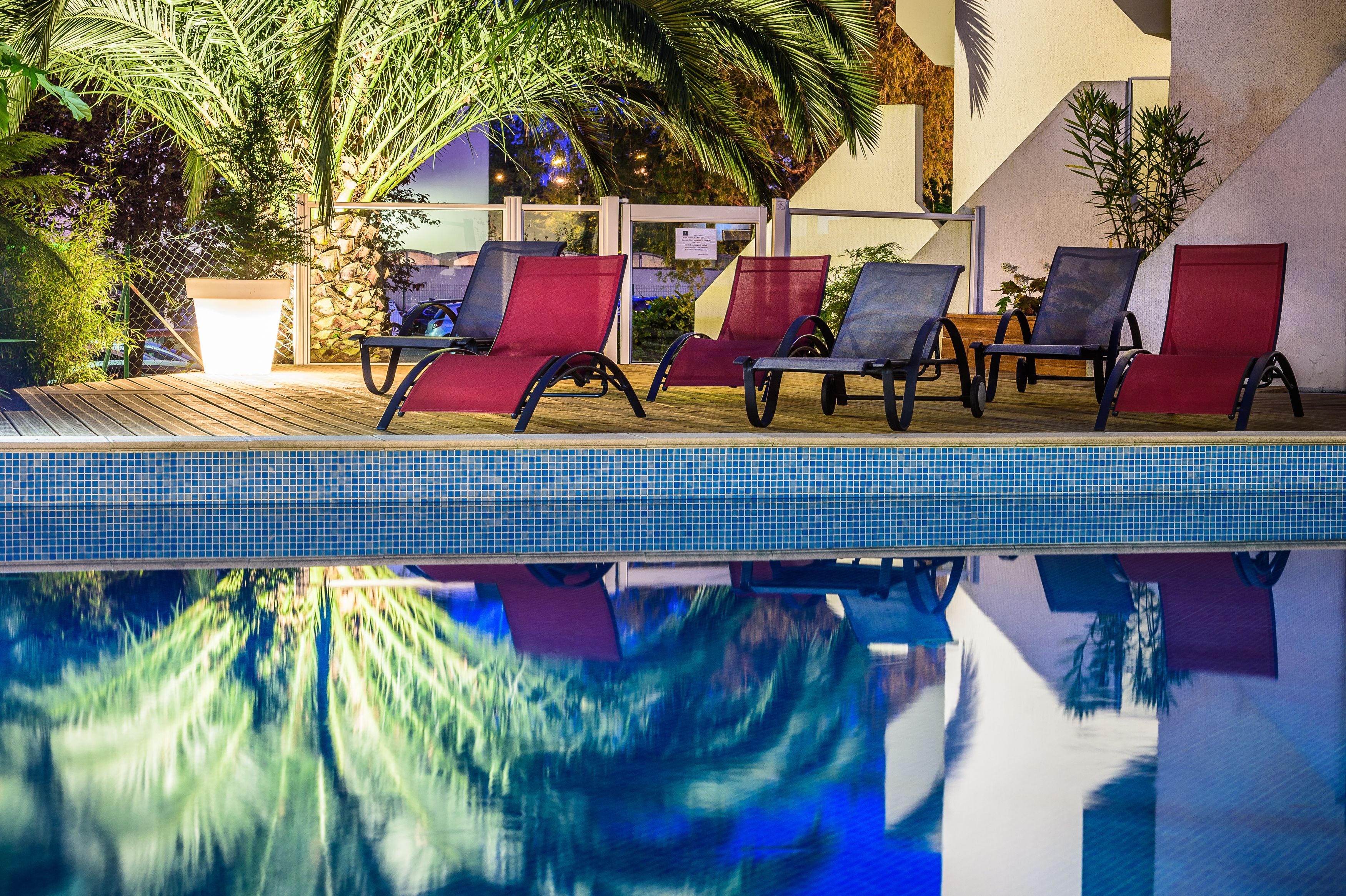 seasonal outdoor pool, pool loungers