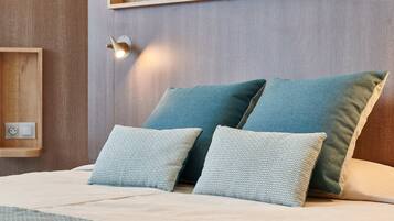 Een kluis op de kamer, een bureau, een laptopwerkplek