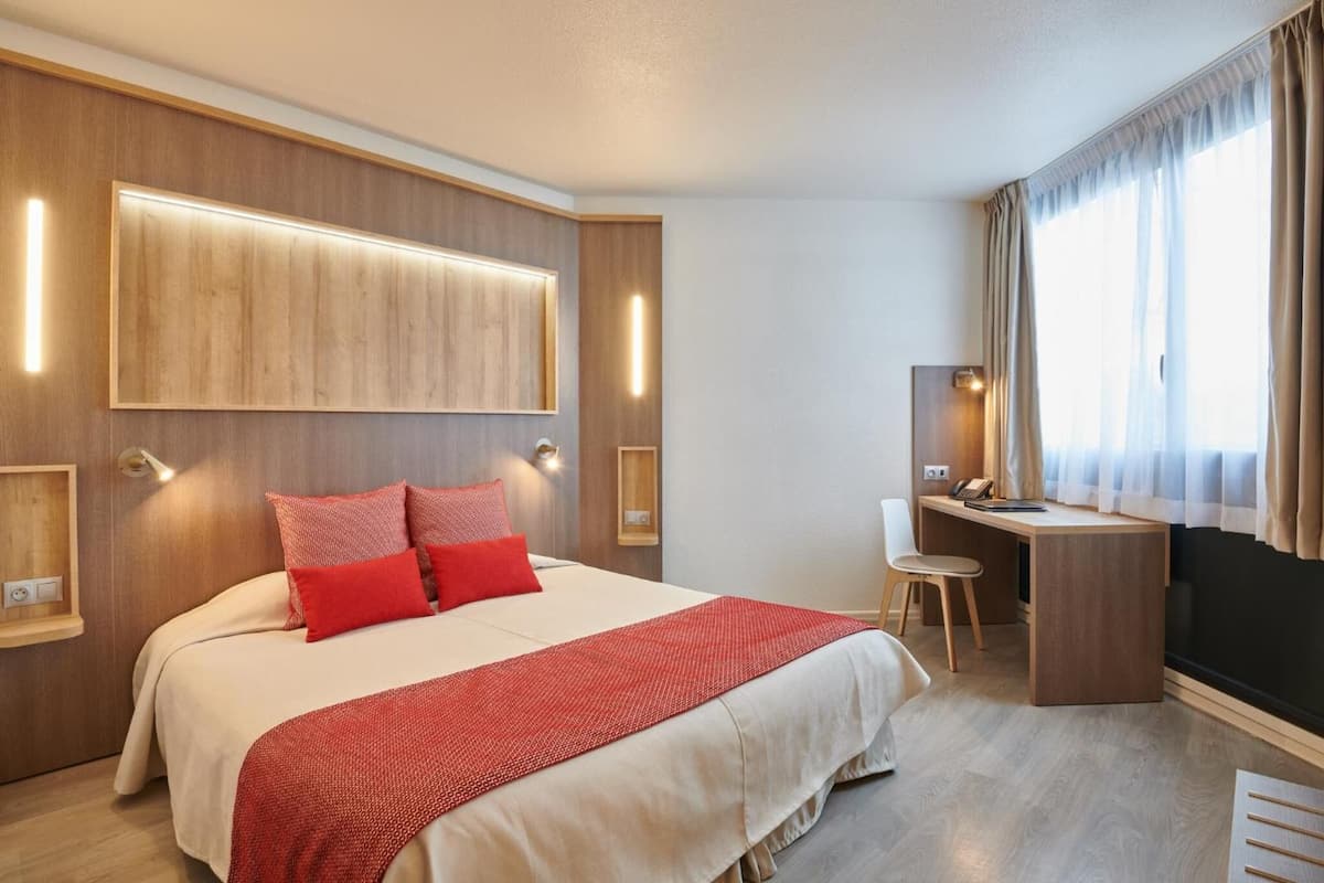 "CLASSIC" double room, 18 m², with a double bed or 2 single beds, window, view of the "Nive" river. | In-room safe, desk, laptop workspace, blackout curtains