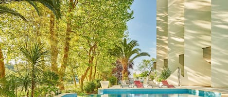 Kolam renang terbuka bermusim, payung kolam, kerusi lepak pantai