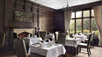 Aamiainen, lounas ja illallinen; näkymät puutarhaan