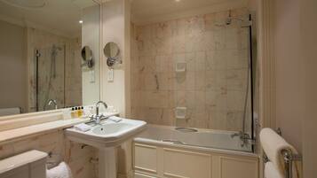 Ein modernes Badezimmer mit Badewanne, Waschbecken und einer Duschkabine.