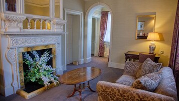 Suite | In-room safe, individually decorated, individually furnished, desk