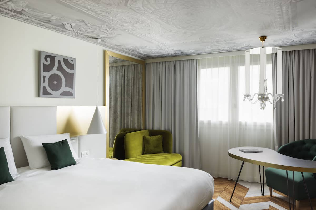 premium bedding, minibar, in-room safe, blackout curtains