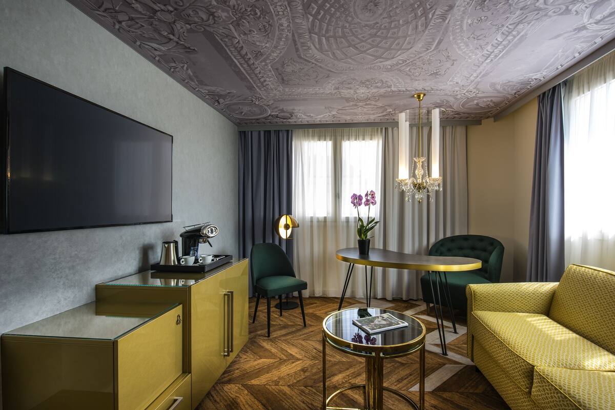 48-inch flat-screen tv with satellite channels