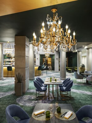 Petit déjeuner et dîner servis sur place, spécialités Cuisine française