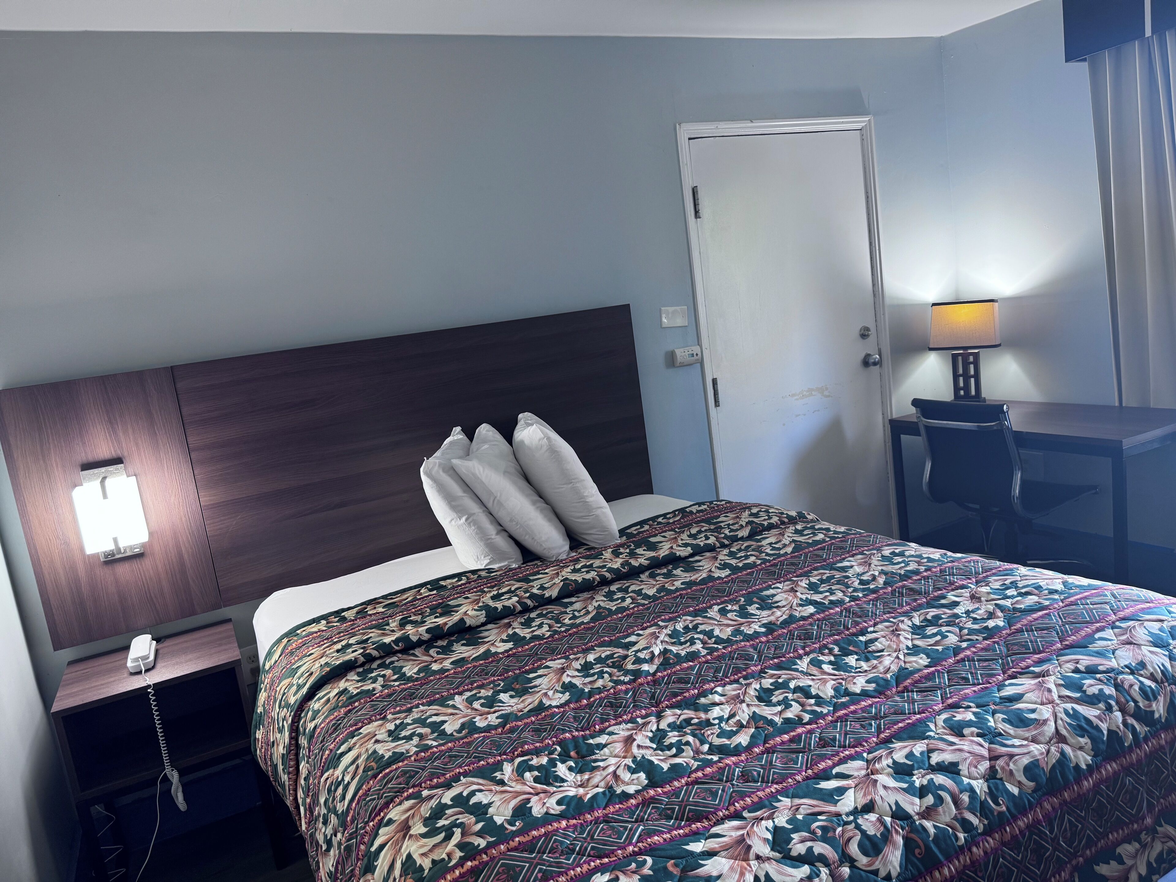 Fer et planche à repasser, Wi-Fi gratuit, draps fournis