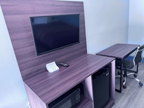 Tabla de planchar con plancha, wifi gratis y ropa de cama