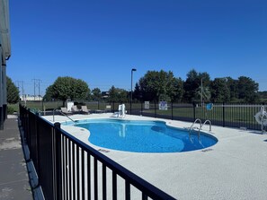 Piscine extérieure, chaises longues