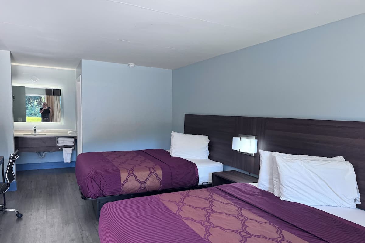 Iron/ironing board, free WiFi, bed sheets
