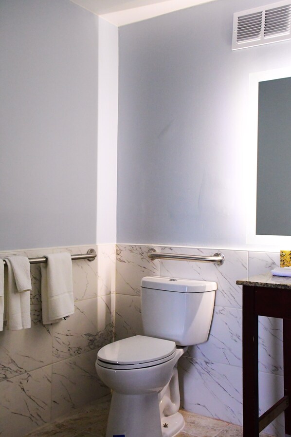 Duschwanne, kostenlose Toilettenartikel, Haartrockner, Handtücher