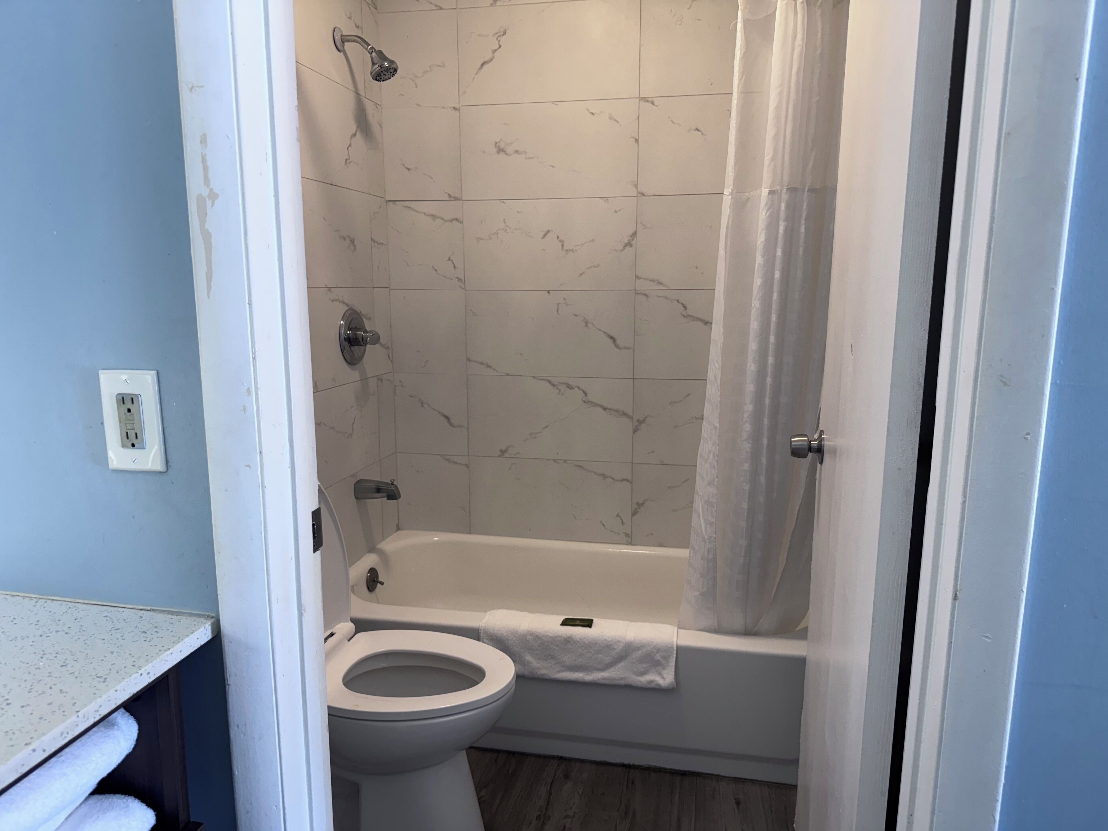 Un baño con inodoro, bañera y ducha.