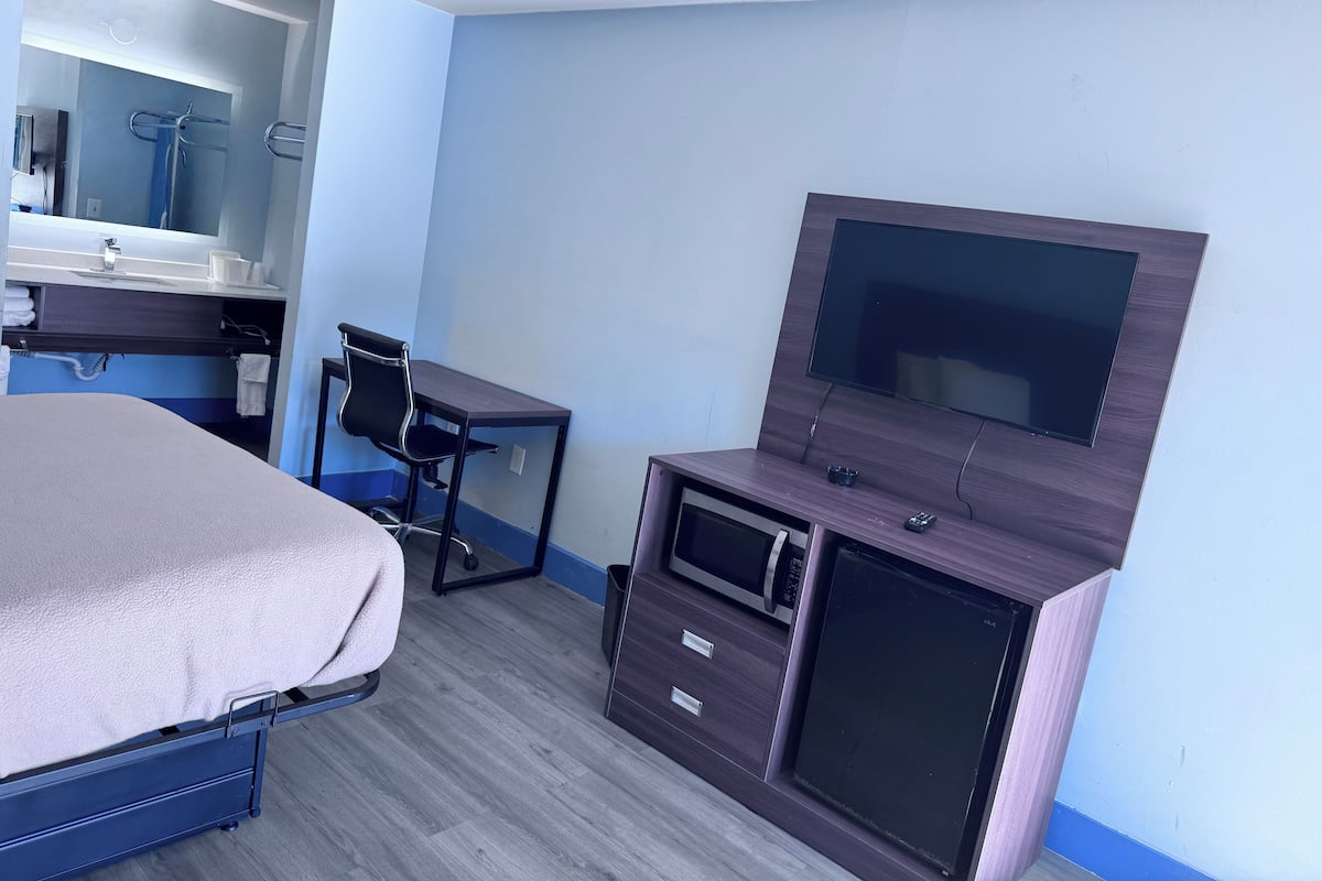 Iron/ironing board, free WiFi, bed sheets