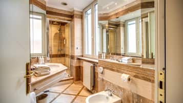 Classic Room | Bathroom | Eco-friendly toiletries, hair dryer, bidet, towels