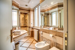 Classic Room | Bathroom | Eco-friendly toiletries, hair dryer, bidet, towels