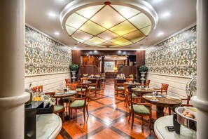 Se ofrece un desayuno bufé (15 EUR por persona)